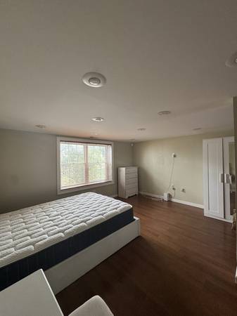 $1000.00 / 1br - 2144ft2 - Estudio en casa bi-nivel - Baño privado63676291369603120