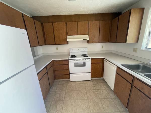 $1,395 / 2br - 910ft2 - MOVE IN SPECIAL! Large D/S Two Bedroom Unit W/Washer & Dryer Hookups! (Eugene)63977276323075122