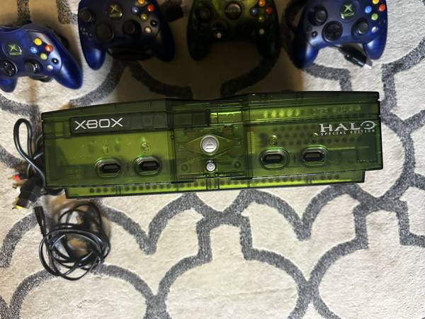Original Halo Edition Xbox with 4 Controllers and Games - $500 (Medford)63471243972483121