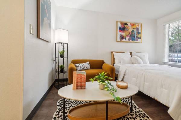 $1,049 / 320ft2 - Move In Now: Free Rent Until November + No Application or Admin Fees! (Charlotte)63925334265602120