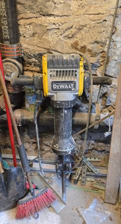 Dewalt Heavy duty jack hammer/pavement breaker 1