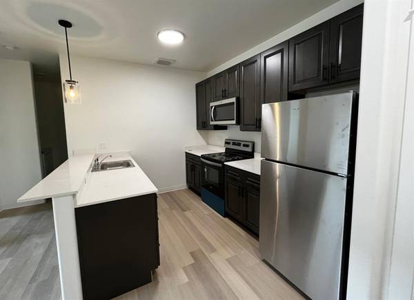 $1,395 / 1br - Extra Pantry Space - Breakfast Bar - New AC and Lighting Throughout (Salem)63660444146947121
