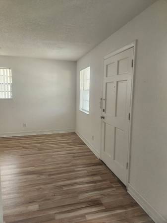 $1,190 / 2br - 990ft2 - 2 blocks to ocean - 2 bedroom corner unit (Daytona Beach)63791498389889120