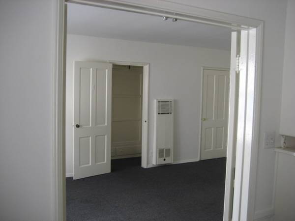 $1,895 *************Westwood Village Upper Studio *************************** (530 Glenrock Ave.)64035740562563123