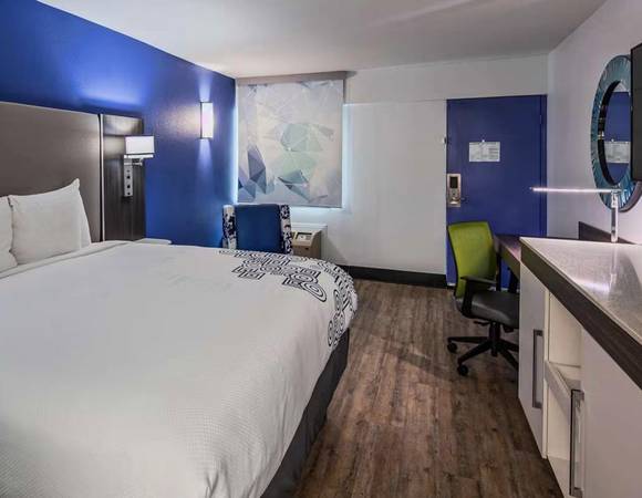 $550 / 1br - WEEKLY & MONTHLY RATES! Cal Expo + 24Hour Front Desk - Meeting Space (Sacramento)64043493226242122