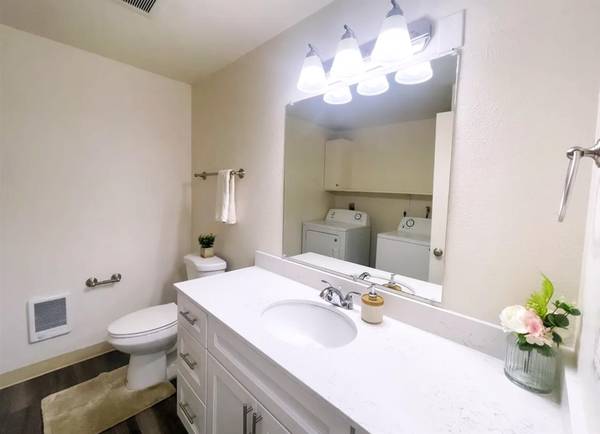 $1,725 / 2br - TARIFA DE APLICACIÓN CANCELADA - Comunidad Suburbana, Amplios Armarios + Patio Verde (Milwaukie Heights)63914739511938123