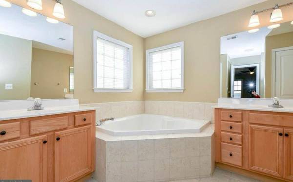 $2,000 / 1br - Master Bedroom with Private Bath and Private Balcony for rent (Aldie)64040024551811123
