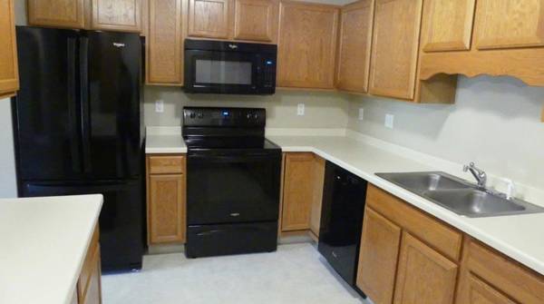 $1,100 / 2br - Regency Apartments (Huron)63784196492161123