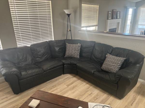 USED LEATHER SECTIONAL 1