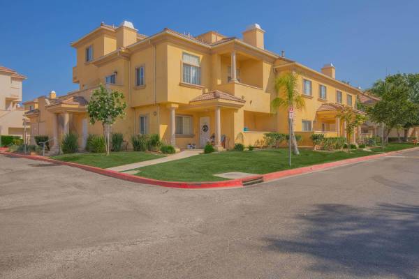 $2,789 / 2br - 1154ft2 - Your New Home: Modern Kitchen, Pools, Spas + Gated Access (17621 W. Pauline Ct., Canyon Country, CA)63701092446337122