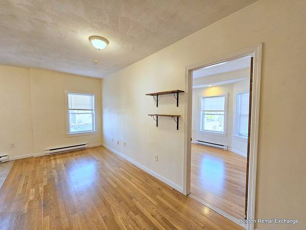 $2,650 / 2br - ♦SUNNY RENOVATED TOP FLOOR 2 BEDROOM LITERALLY STEPS TO DAVIS SQ! (Somerville - Davis Square)63828557247617121