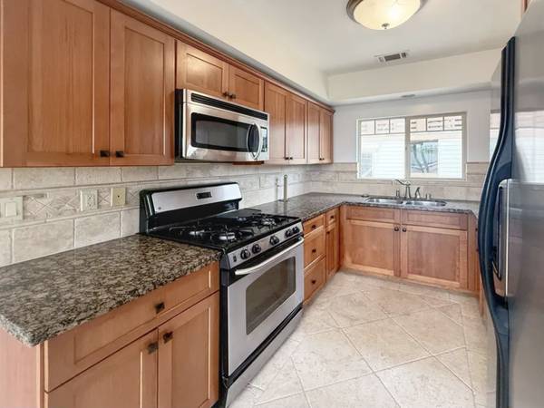 $3,200 / 2br - 863ft2 - Beautiful 2 Bed/2 Bath Townhome -Ventura (Ventura)63800689950851122