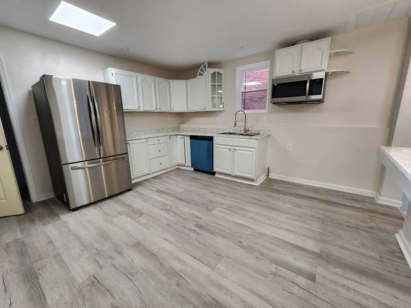 $1,295 / 2br - Air-conditioned 2 BR in Highland Park (Highland Park)64013369961985122