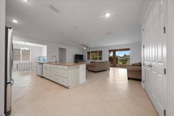 $379,900 / 3br - 3/3 Stunning Home in 55+ Community! (Ocala)63963327289347123