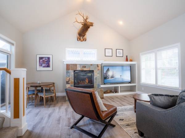 Amazing Updated Braeburn Townhome close to all Bend has to offer! 1