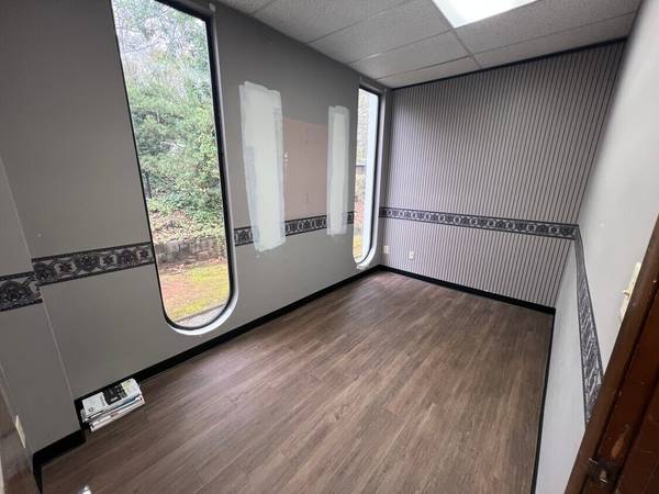 $1,300 / 466ft2 - 466 sqft two room suite plus reception, with windows. $1,300 (Athens)63792067321475121