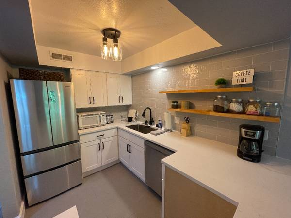 $1800.00 / 1br - 800ft2 - TOTALMENTE RENOVADO | TOTALMENTE AMUEBLADO | SERVICIOS GRATIS | A 5 MINUTOS DE63890096095747120