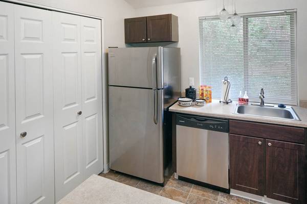 $1,825 / 2br - 940ft2 - Tigard, Ground Floor, 2x2 , walk in shower, Laundry in Unit (Tigard)63672530349953123