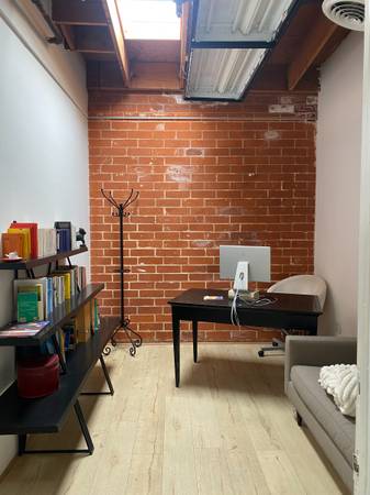 $695 / 200ft2 - Charming Interior Brick, Bright Sky Light (Santa Monica)63840114462465123