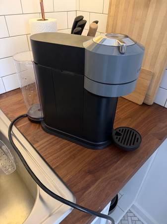 NESPRESSO Vertuo Machine - Excellent Condition! 1