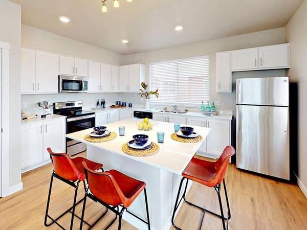 $2,750 / 3br - 1381ft2 - Don't wait. Get Your Dream Apartment! (1440 John Day Drive)63373544262401121