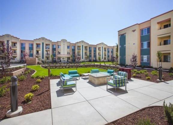 $2,367 / 2br - 915ft2 - Elegante apartamento de 2 habitaciones y 1 baño con vistas y estacionamiento asignado (534 E Boone St, Santa Maria, CA)63663802182275123