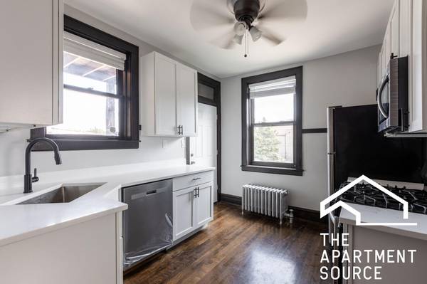 $2,200 / 2br - 1200ft2 - WOW. Cocina reformada-solar-vintage+más moderno-electrodomésticos de acero inoxidable-mascotas permitidas (Chicago)63781655244675120