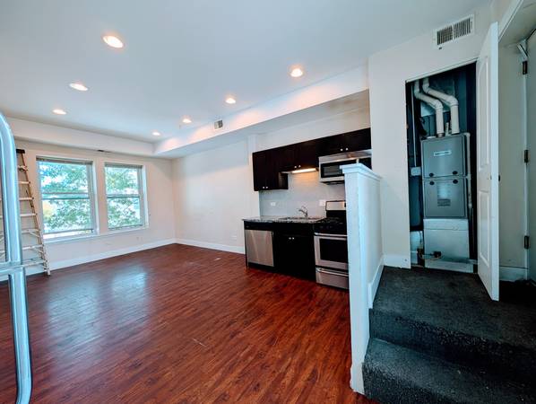 $1,400 / 1br - 1bed/1bath near Highway, storefront, SUNNY and SMALL unit (Mayfair)63960013472131122