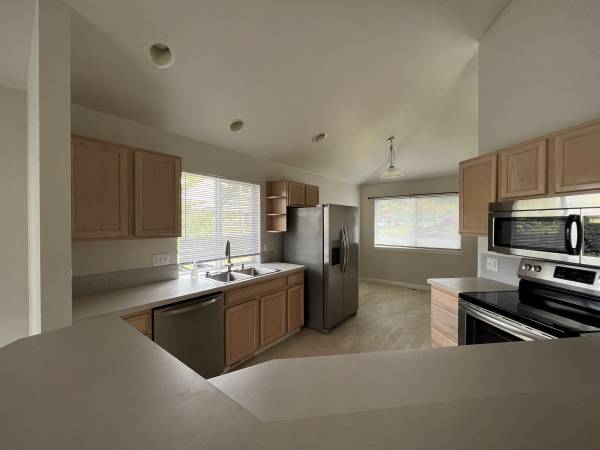 $2,400 / 3br - Duplex Unit with Garage & Deck near Whatcom Falls Park (Bellingham, WA)63935322353283122