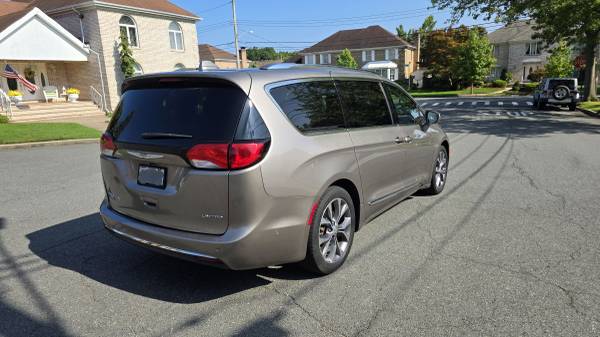 2017 Chrysler pacifica Limited - $13,000 (Staten Island)63470616279299124
