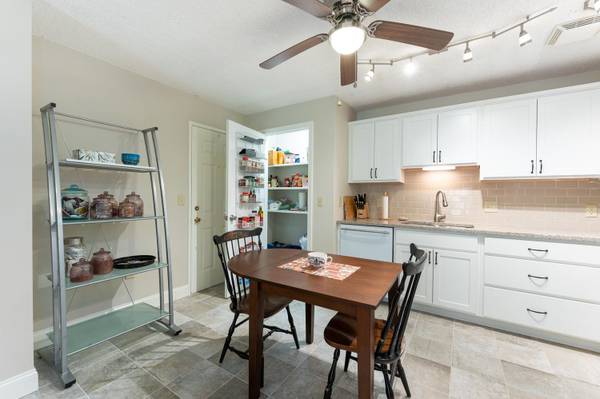 $1,485 / 1br - 1100ft2 - Condominio de lujo en 300 North River Granite Kitchen, Servicio de conserjería y Vista al río (Manchester)63656177999873123