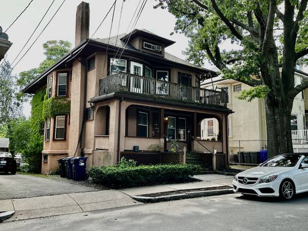 $2,100 / 1br - Oct 1 bed . no fee -Dishwasher-Ht/Hw incl-Steps to Train/Shops (Allston)63828265346945120