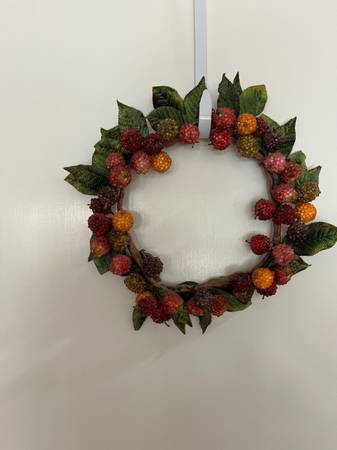 Beautiful beaded wreath with velvet leaves 1