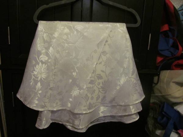 White round table cloth 1