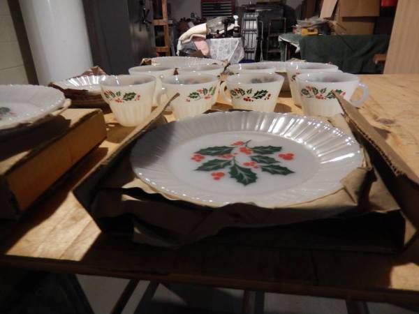 DINNERWARE CHRISTMAS DISHES 1