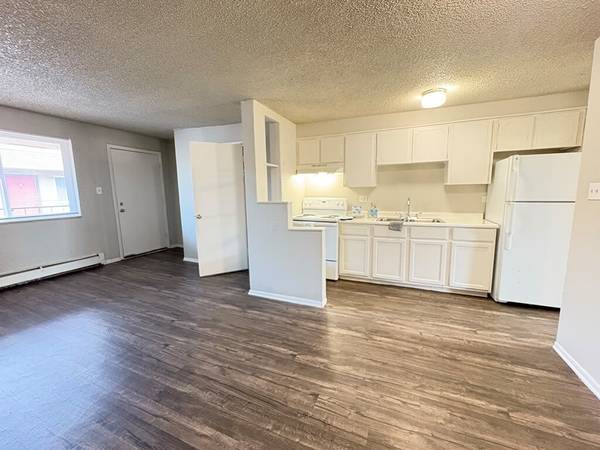 $1,199 / 2br - 650ft2 - 👻 Scary Good Deal! 2BR Apartment available NOW!!! (2775 S Federal Blvd , Denver, CO)63973499462914123