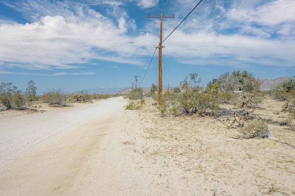 $34,822 / 108900ft2 - ¡El vendedor puede financiar! 2.5 Acres con camino, electricidad y agua en la calle (Joshua Tree)63668321147905121