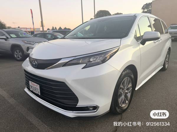 2024 Toyota Sienna XLE – One Owner – Clean Title – Only 42K Miles 1