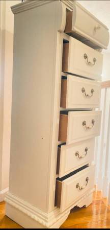 Cómoda alta y delgada blanca de 6 cajones de Jordan, 53" de alto, madera real - $250 (Northboro Berlin)63439208289153121