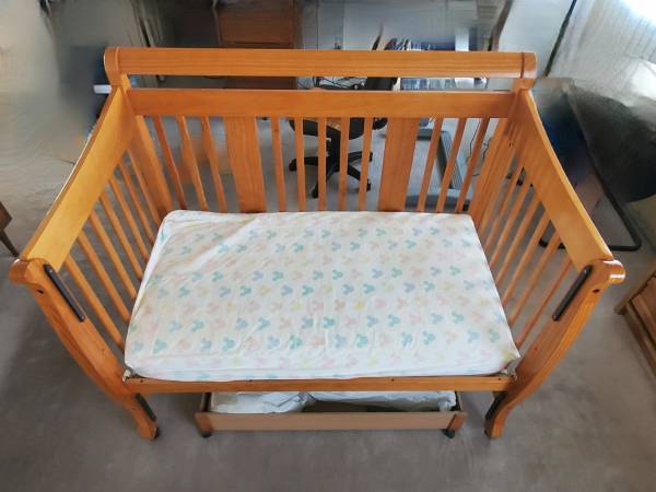 Convertible Crib with storage box 1