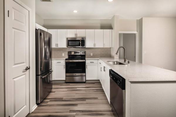 $2,714 / 2br - 996ft2 - Oval Roman tub in Primary Bath, Breakfast bar or kitchen island (La Mesa)63663768848641123