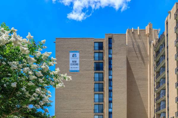 $2,190 / 2br - 1120ft2 - Vertical Blinds + Mini Blinds Included, Pantry, Washer + Dryer (250 S Whiting St, Alexandria, VA)64040361980419124