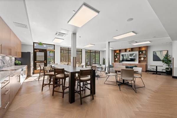 $1,760 / 3br - 1015ft2 - Laboratorio de Computación, Comunidad Cerrada, Almacenamiento para Bicicletas (16503 E Burnside St, Portland, OR)63831250865793124
