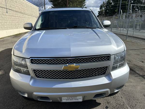 2013 Chevrolet Suburban LT 1500 4WD --DVD, Third row, Clean title-- - $16,995 (kirkland)63613935088897121