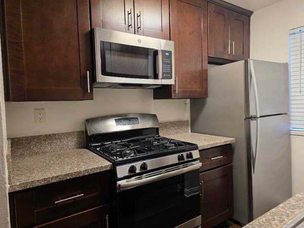 $2,760 / 2br - 970ft2 - LARGE STREET BALCONY! 2X2 NO RENT  Sauna, Free Weights (1340 North Poinsettia Place, Los Angeles)63857624953729120