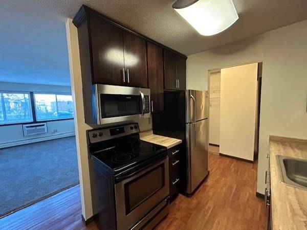 $1,050 / 1br - AMAZING 1 BR- Huge Apt. | Great Kitchen | Available Now! | VIDEO TOUR (Uptown)63990384186755122
