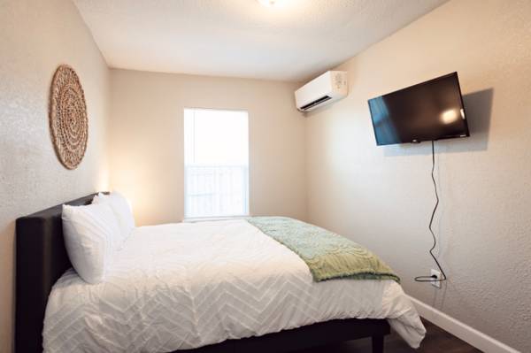 $399.00 / 1br - Furnished Bedroom, month-to-month, no security deposit!63806836648963121