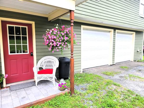 $2,300 / 2br - 1020ft2 - Large Waterbury Duplex Apt w/ 2-car Garage & Laundry (Waterbury)63969738427139121