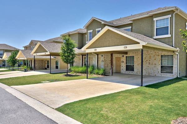 DUPLEX STYLE | COVERED PARKING | WASHER/DRYER| FENCED YARD | POOL 1