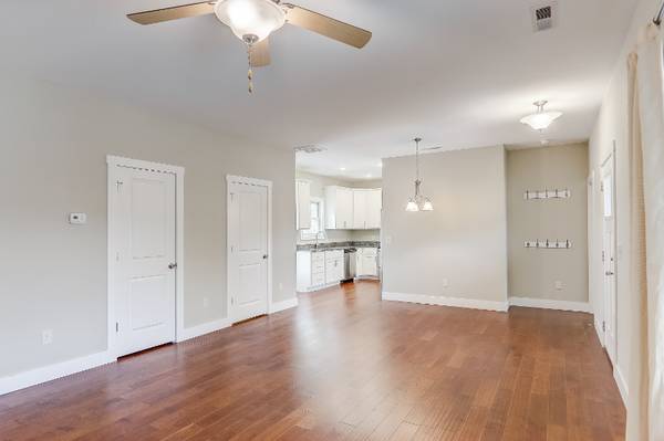 $2500.00 / 3br - 1466ft2 - Bright & Airy Craftsman w/ 2 Porches, HOA Lawn Care, & Pet Perks – 1564029212656385123